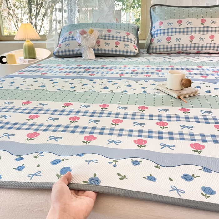 91家纺网 家纺一手货源 找家纺 慕梵家居 2025新款冰豆豆斜纹数码印花床单款凉席席子三件套 玫瑰物语