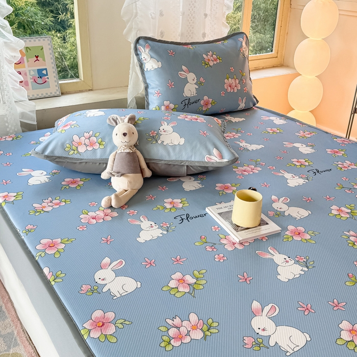 91家纺网 家纺一手货源 找家纺 慕梵家居 2025新款冰豆豆斜纹数码印花床笠款凉席席子三件套 花园兔