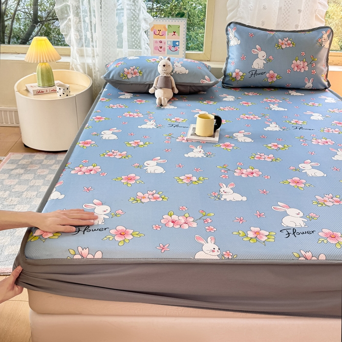 91家纺网 家纺一手货源 找家纺 慕梵家居 2025新款冰豆豆斜纹数码印花床笠款凉席席子三件套 花园兔