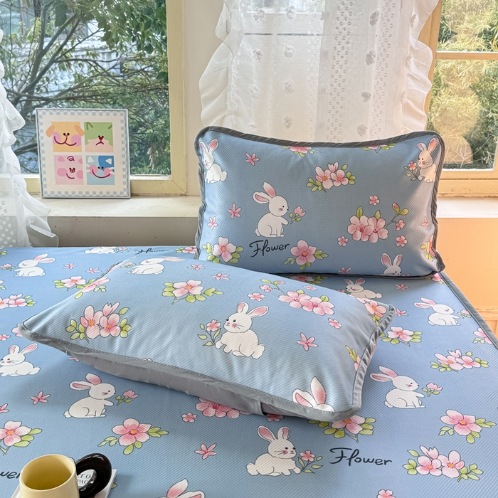 91家纺网 家纺一手货源 找家纺 慕梵家居 2025新款冰豆豆斜纹数码印花床笠款凉席席子三件套 花园兔