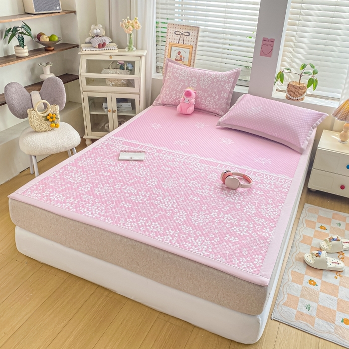 91家纺网 家纺一手货源 找家纺 慕梵家居 2025新款冰豆豆数码印花圆网凉席款凉席席子三件套 幸运花