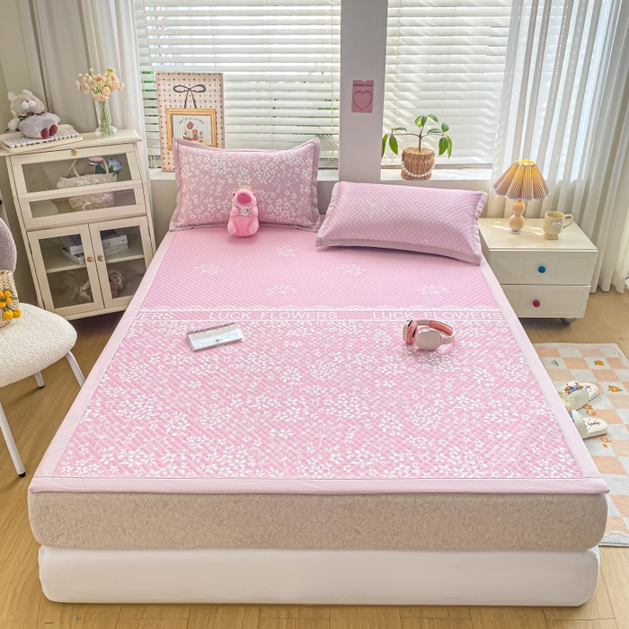 91家纺网 家纺一手货源 找家纺 慕梵家居 2025新款冰豆豆数码印花圆网凉席款凉席席子三件套 幸运花