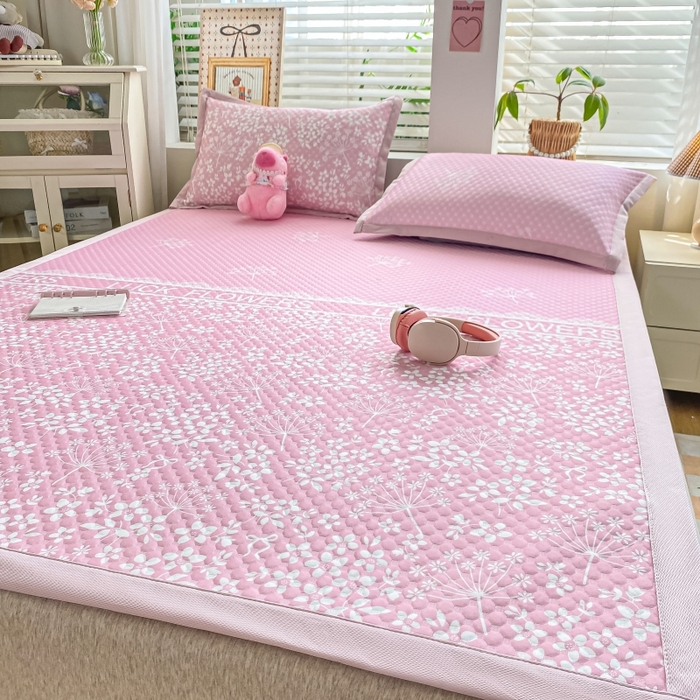 91家纺网 家纺一手货源 找家纺 慕梵家居 2025新款冰豆豆数码印花圆网凉席款凉席席子三件套 幸运花