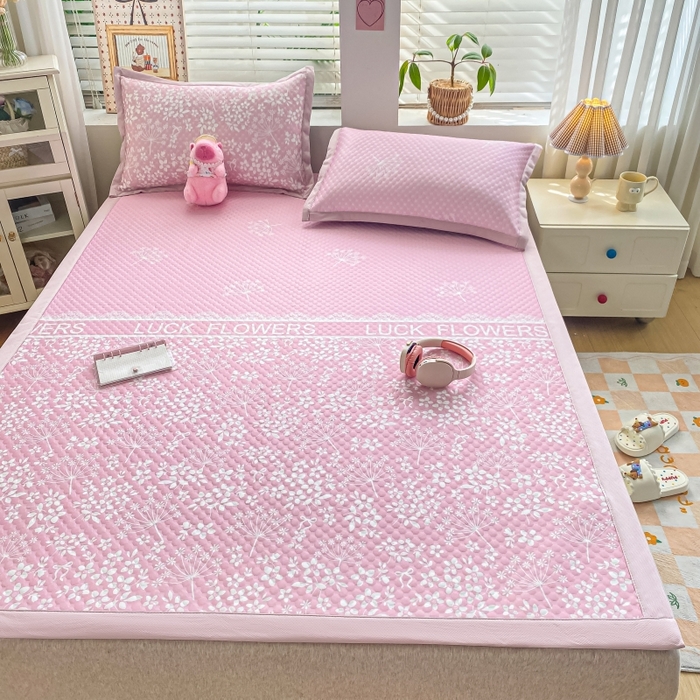 91家纺网 家纺一手货源 找家纺 慕梵家居 2025新款冰豆豆数码印花圆网凉席款凉席席子三件套 幸运花