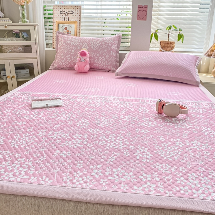 91家纺网 家纺一手货源 找家纺 慕梵家居 2025新款冰豆豆数码印花圆网凉席款凉席席子三件套 幸运花