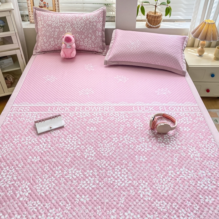 91家纺网 家纺一手货源 找家纺 慕梵家居 2025新款冰豆豆数码印花圆网凉席款凉席席子三件套 幸运花