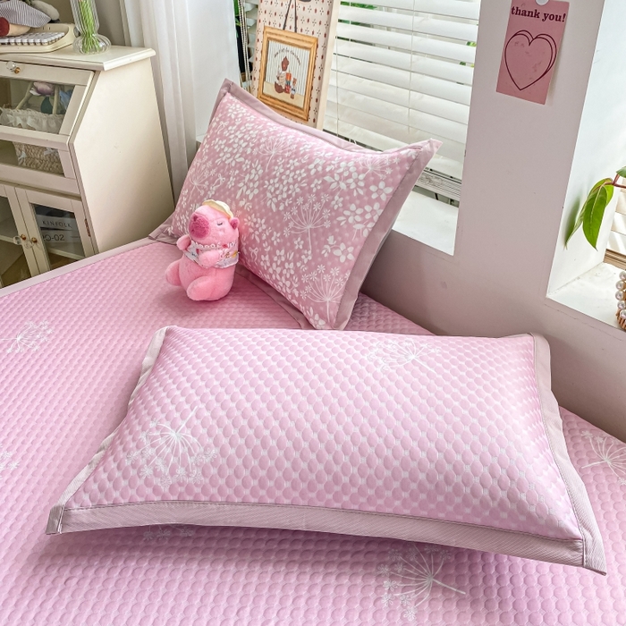 91家纺网 家纺一手货源 找家纺 慕梵家居 2025新款冰豆豆数码印花圆网凉席款凉席席子三件套 幸运花