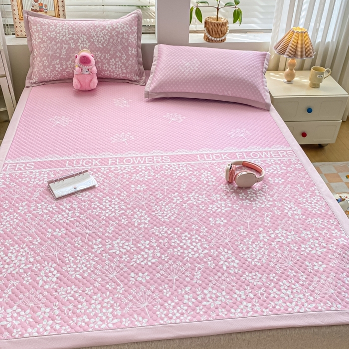 91家纺网 家纺一手货源 找家纺 慕梵家居 2025新款冰豆豆数码印花圆网凉席款凉席席子三件套 幸运花