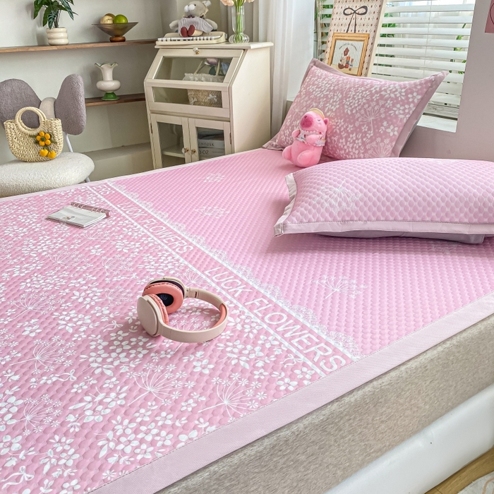 91家纺网 家纺一手货源 找家纺 慕梵家居 2025新款冰豆豆数码印花圆网凉席款凉席席子三件套 幸运花