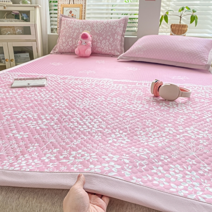 91家纺网 家纺一手货源 找家纺 慕梵家居 2025新款冰豆豆数码印花圆网凉席款凉席席子三件套 幸运花