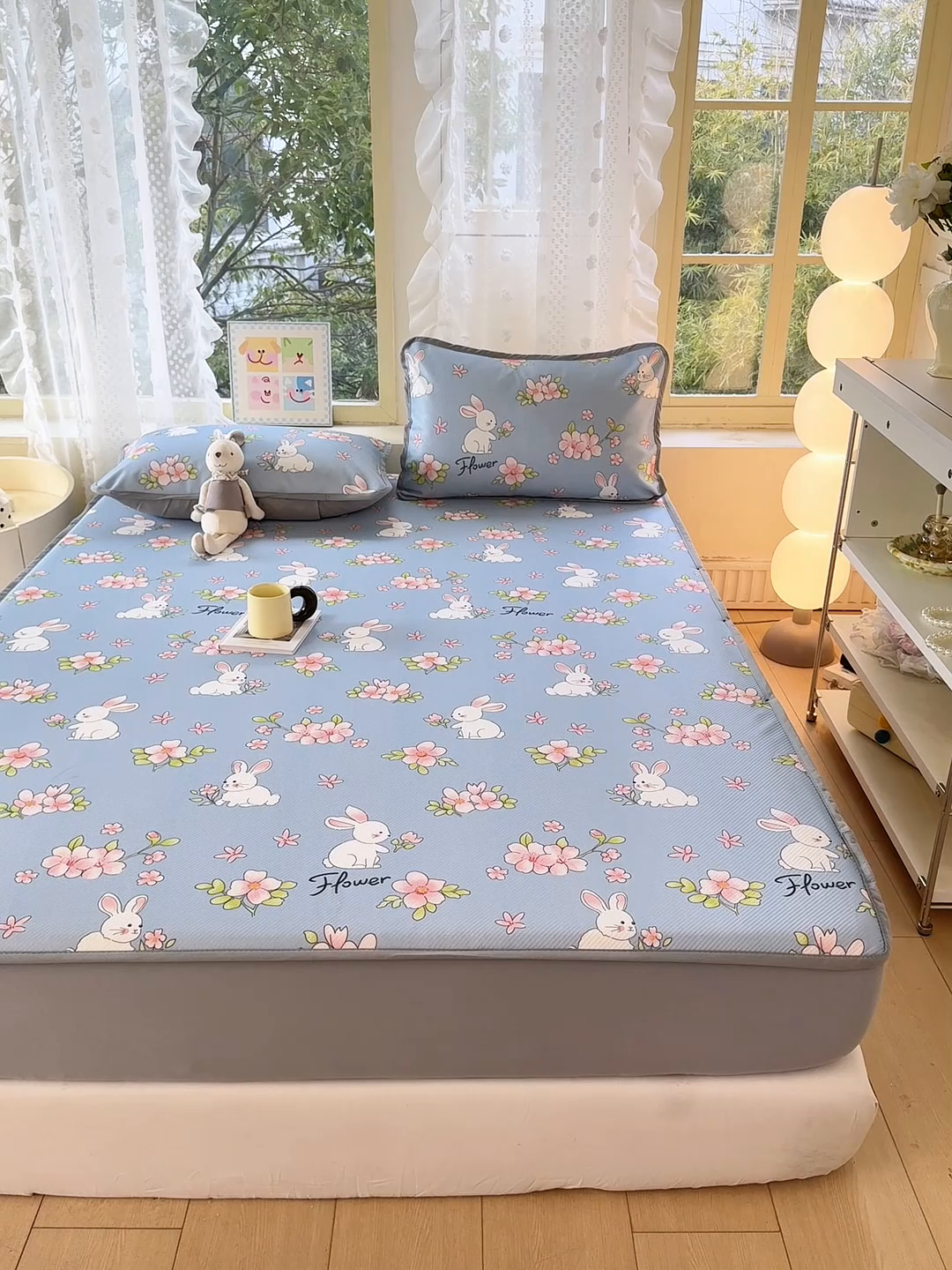 91家纺网 家纺一手货源 找家纺 慕梵家居 2025新款冰豆豆斜纹数码印花床笠款凉席席子三件套 花园兔