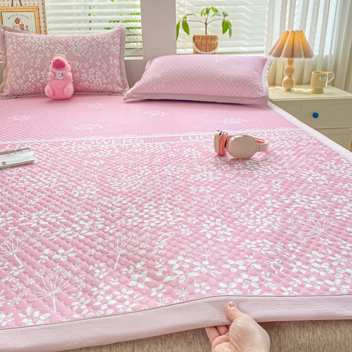 91家纺网 家纺一手货源 找家纺 慕梵家居 2025新款冰豆豆数码印花圆网凉席款凉席席子三件套 幸运花