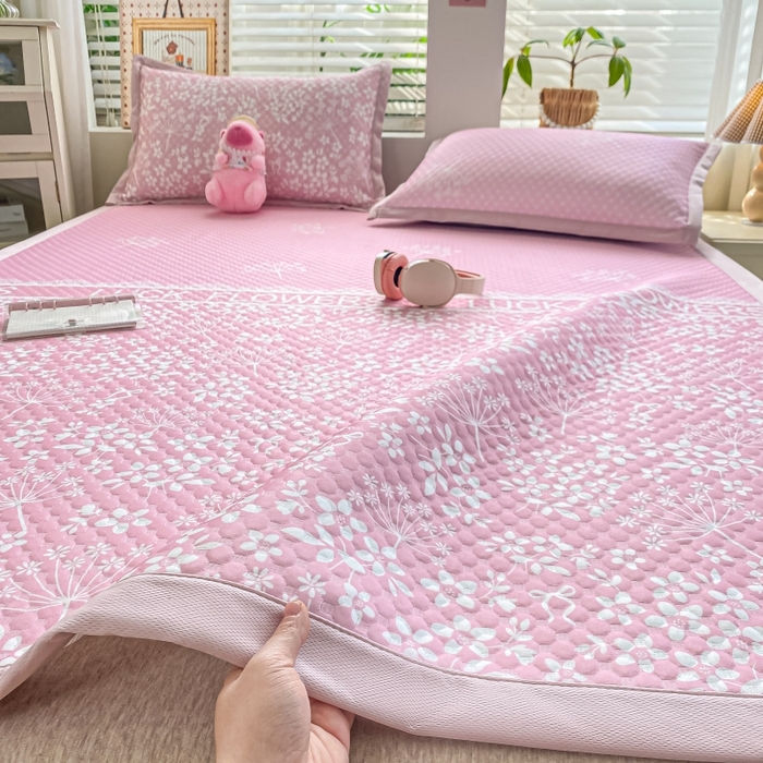 91家纺网 家纺一手货源 找家纺 慕梵家居 2025新款冰豆豆数码印花圆网凉席款凉席席子三件套 幸运花