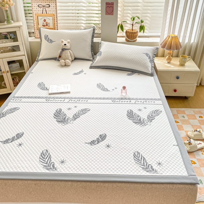 91家纺网 家纺一手货源 找家纺 慕梵家居 2025新款冰豆豆数码印花圆网凉席款凉席席子三件套 羽毛