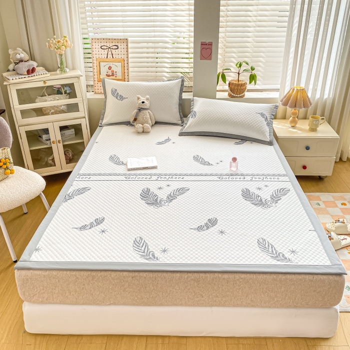 91家纺网 家纺一手货源 找家纺 慕梵家居 2025新款冰豆豆数码印花圆网凉席款凉席席子三件套 羽毛