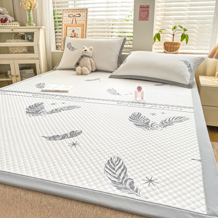 91家纺网 家纺一手货源 找家纺 慕梵家居 2025新款冰豆豆数码印花圆网凉席款凉席席子三件套 羽毛