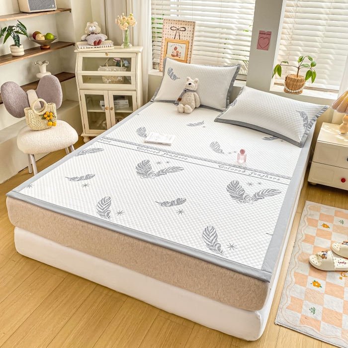 91家纺网 家纺一手货源 找家纺 慕梵家居 2025新款冰豆豆数码印花圆网凉席款凉席席子三件套 羽毛