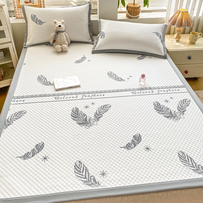 91家纺网 家纺一手货源 找家纺 慕梵家居 2025新款冰豆豆数码印花圆网凉席款凉席席子三件套 羽毛