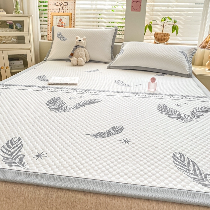 91家纺网 家纺一手货源 找家纺 慕梵家居 2025新款冰豆豆数码印花圆网凉席款凉席席子三件套 羽毛