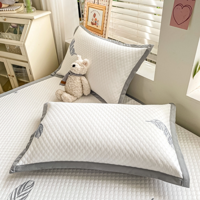 91家纺网 家纺一手货源 找家纺 慕梵家居 2025新款冰豆豆数码印花圆网凉席款凉席席子三件套 羽毛