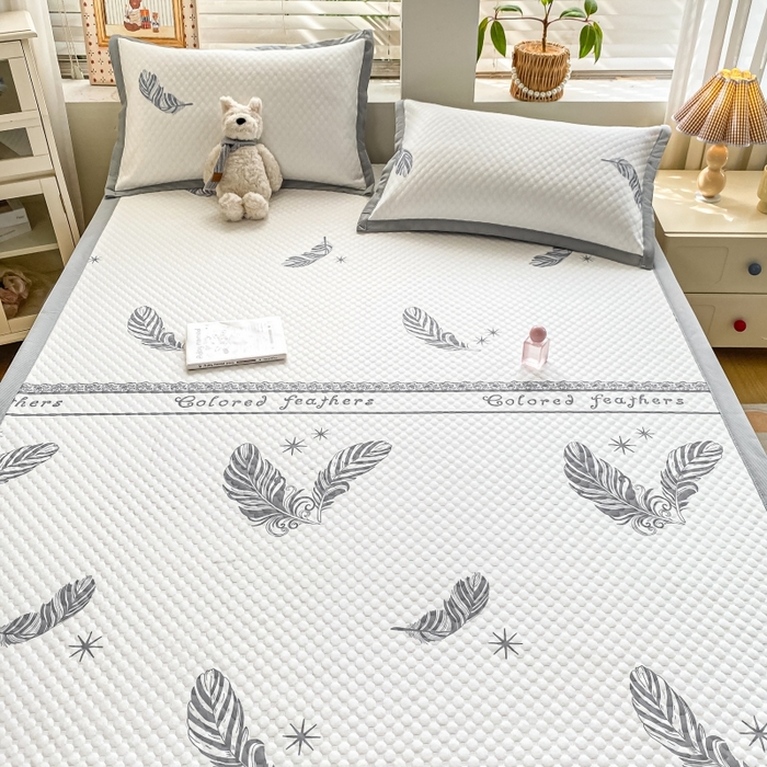 91家纺网 家纺一手货源 找家纺 慕梵家居 2025新款冰豆豆数码印花圆网凉席款凉席席子三件套 羽毛