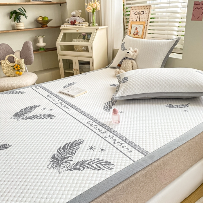 91家纺网 家纺一手货源 找家纺 慕梵家居 2025新款冰豆豆数码印花圆网凉席款凉席席子三件套 羽毛