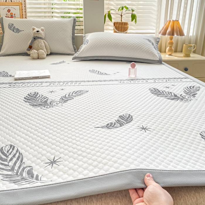 91家纺网 家纺一手货源 找家纺 慕梵家居 2025新款冰豆豆数码印花圆网凉席款凉席席子三件套 羽毛