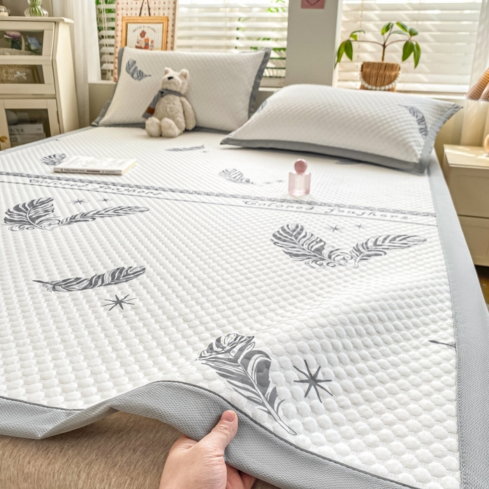 91家纺网 家纺一手货源 找家纺 慕梵家居 2025新款冰豆豆数码印花圆网凉席款凉席席子三件套 羽毛