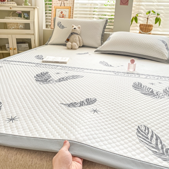 91家纺网 家纺一手货源 找家纺 慕梵家居 2025新款冰豆豆数码印花圆网凉席款凉席席子三件套 羽毛