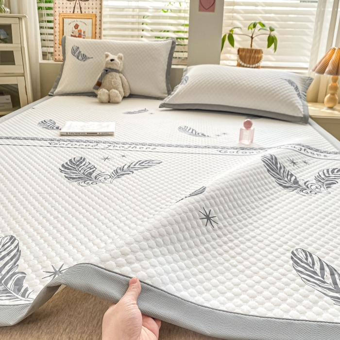 91家纺网 家纺一手货源 找家纺 慕梵家居 2025新款冰豆豆数码印花圆网凉席款凉席席子三件套 羽毛