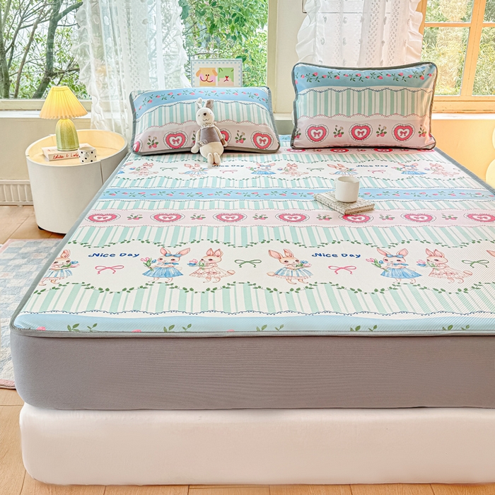 91家纺网 家纺一手货源 找家纺 慕梵家居 2025新款冰豆豆斜纹数码印花床笠款凉席席子三件套 可爱萌兔