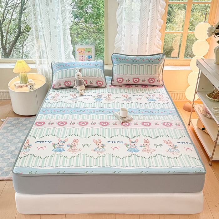 91家纺网 家纺一手货源 找家纺 慕梵家居 2025新款冰豆豆斜纹数码印花床笠款凉席席子三件套 可爱萌兔