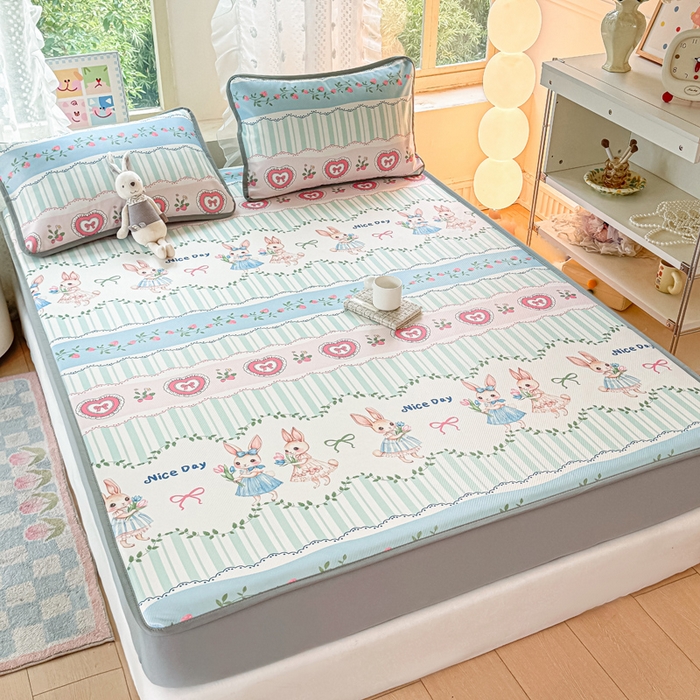 91家纺网 家纺一手货源 找家纺 慕梵家居 2025新款冰豆豆斜纹数码印花床笠款凉席席子三件套 可爱萌兔