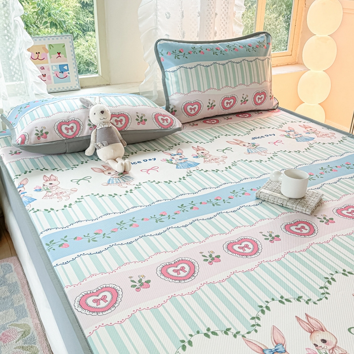 91家纺网 家纺一手货源 找家纺 慕梵家居 2025新款冰豆豆斜纹数码印花床笠款凉席席子三件套 可爱萌兔