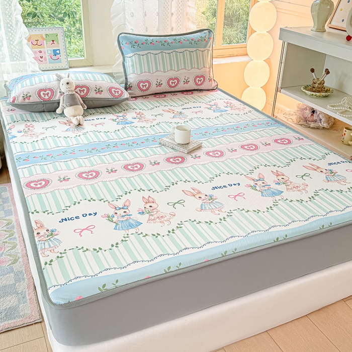 91家纺网 家纺一手货源 找家纺 慕梵家居 2025新款冰豆豆斜纹数码印花床笠款凉席席子三件套 可爱萌兔