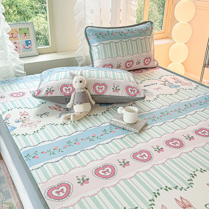 91家纺网 家纺一手货源 找家纺 慕梵家居 2025新款冰豆豆斜纹数码印花床笠款凉席席子三件套 可爱萌兔