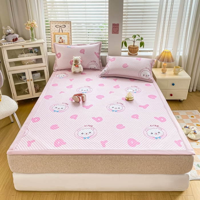 91家纺网 家纺一手货源 找家纺 慕梵家居 2025新款冰豆豆数码印花圆网凉席款凉席席子三件套 字母熊