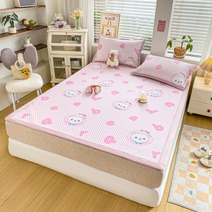 91家纺网 家纺一手货源 找家纺 慕梵家居 2025新款冰豆豆数码印花圆网凉席款凉席席子三件套 字母熊