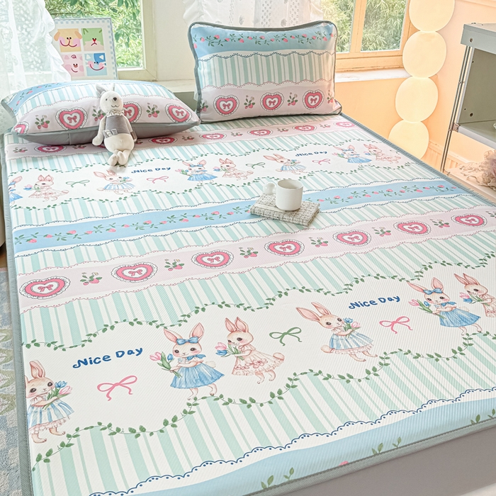 91家纺网 家纺一手货源 找家纺 慕梵家居 2025新款冰豆豆斜纹数码印花床笠款凉席席子三件套 可爱萌兔