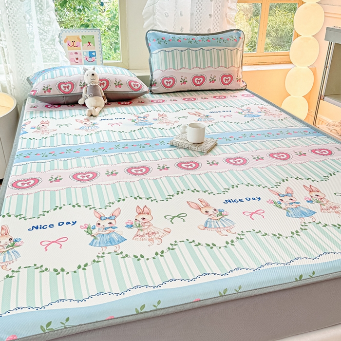 91家纺网 家纺一手货源 找家纺 慕梵家居 2025新款冰豆豆斜纹数码印花床笠款凉席席子三件套 可爱萌兔