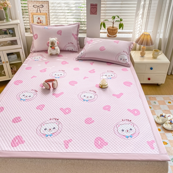 91家纺网 家纺一手货源 找家纺 慕梵家居 2025新款冰豆豆数码印花圆网凉席款凉席席子三件套 字母熊