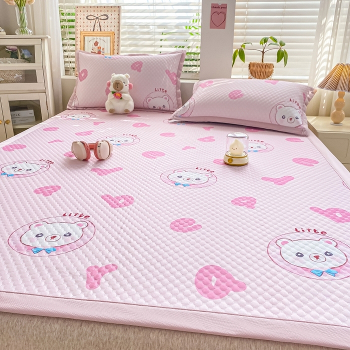 91家纺网 家纺一手货源 找家纺 慕梵家居 2025新款冰豆豆数码印花圆网凉席款凉席席子三件套 字母熊