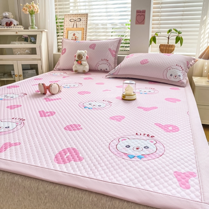 91家纺网 家纺一手货源 找家纺 慕梵家居 2025新款冰豆豆数码印花圆网凉席款凉席席子三件套 字母熊