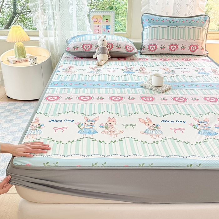 91家纺网 家纺一手货源 找家纺 慕梵家居 2025新款冰豆豆斜纹数码印花床笠款凉席席子三件套 可爱萌兔