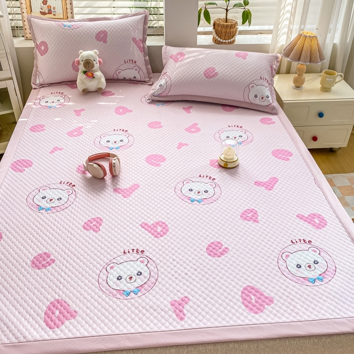 91家纺网 家纺一手货源 找家纺 慕梵家居 2025新款冰豆豆数码印花圆网凉席款凉席席子三件套 字母熊