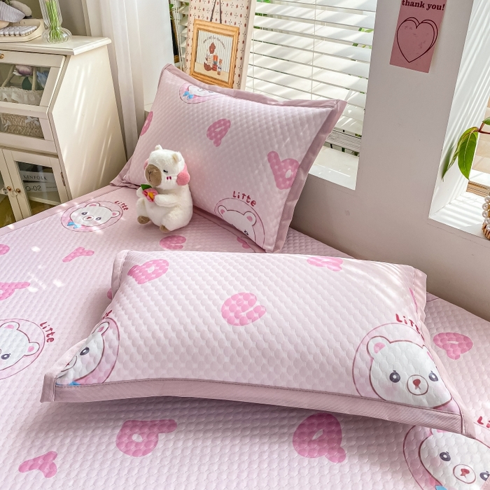 91家纺网 家纺一手货源 找家纺 慕梵家居 2025新款冰豆豆数码印花圆网凉席款凉席席子三件套 字母熊