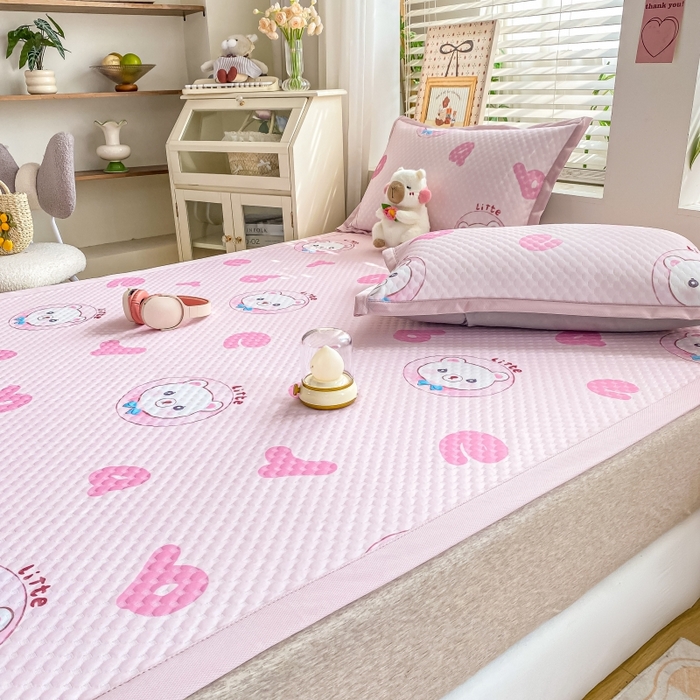 91家纺网 家纺一手货源 找家纺 慕梵家居 2025新款冰豆豆数码印花圆网凉席款凉席席子三件套 字母熊