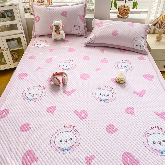 91家纺网 家纺一手货源 找家纺 慕梵家居 2025新款冰豆豆数码印花圆网凉席款凉席席子三件套 字母熊