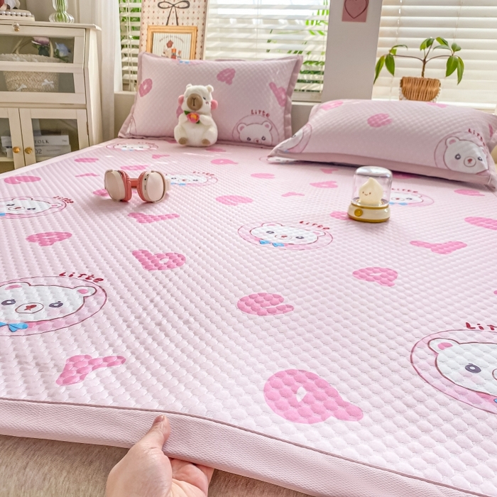 91家纺网 家纺一手货源 找家纺 慕梵家居 2025新款冰豆豆数码印花圆网凉席款凉席席子三件套 字母熊