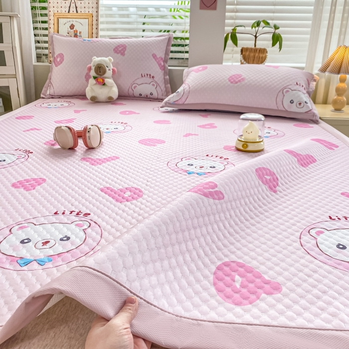 91家纺网 家纺一手货源 找家纺 慕梵家居 2025新款冰豆豆数码印花圆网凉席款凉席席子三件套 字母熊